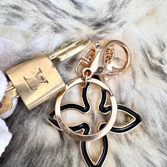 - Louis Vuitton
Brass Lock & Key Set ๐๐ - Picture 9 of 11